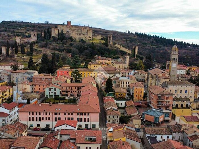 Appartamento trilocale in affitto in Piazza antonio marogna, Centro, Soave