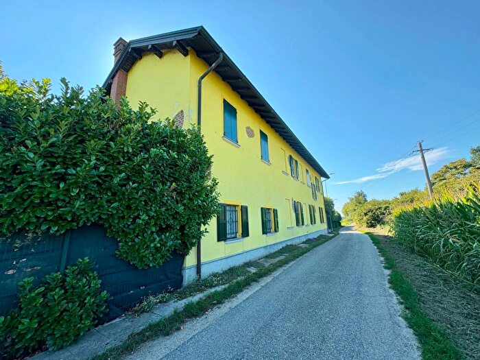 Casa con 6 locali in vendita in Strada Nuova Vigevano, Vigevano