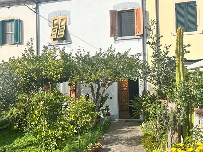 Casa con 5 locali in vendita in Tosco Romagnola, Cascina