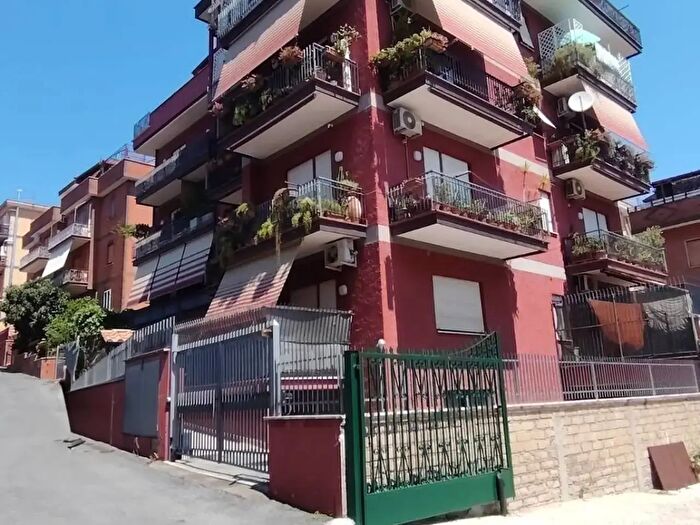 Appartamento trilocale in vendita in Via Luigi Sugana, Roma