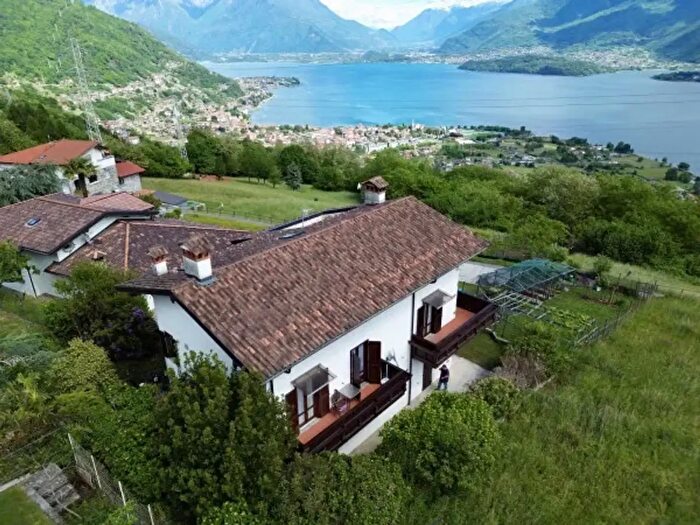 Casa con 6 locali in vendita in Via Provinciale, Dongo