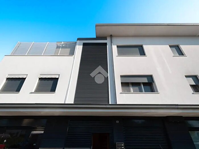 Appartamento trilocale in vendita in Via Albano Modena, Novi Di Modena