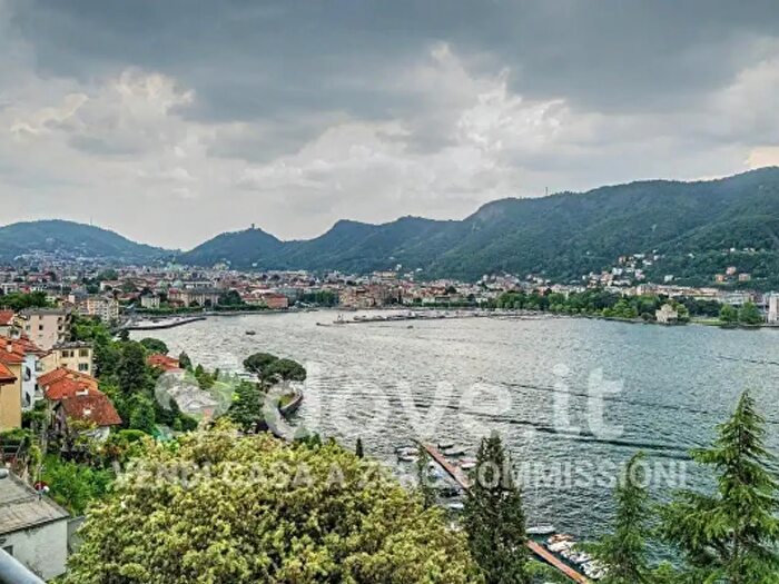 Appartamento quadrilocale in vendita in Via Torno, Como