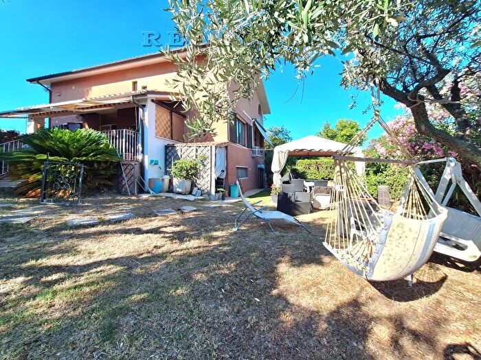 Casa con 8 locali in vendita in Porto Recanati Via degli Ulivi, Porto Recanati