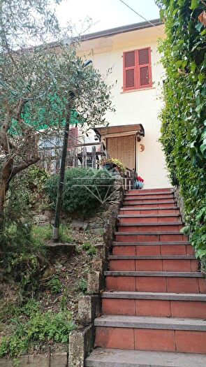 Casa quadrilocale in vendita in Luni