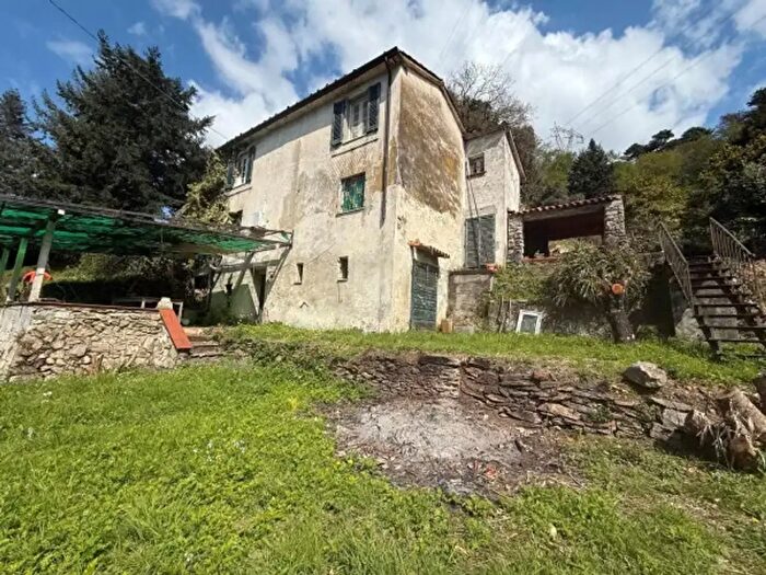 Casa quadrilocale in vendita in Via dei Colli, Massa