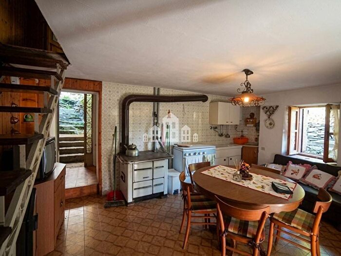 Casa trilocale in vendita in frazione Montelavecchia, Ronco Canavese