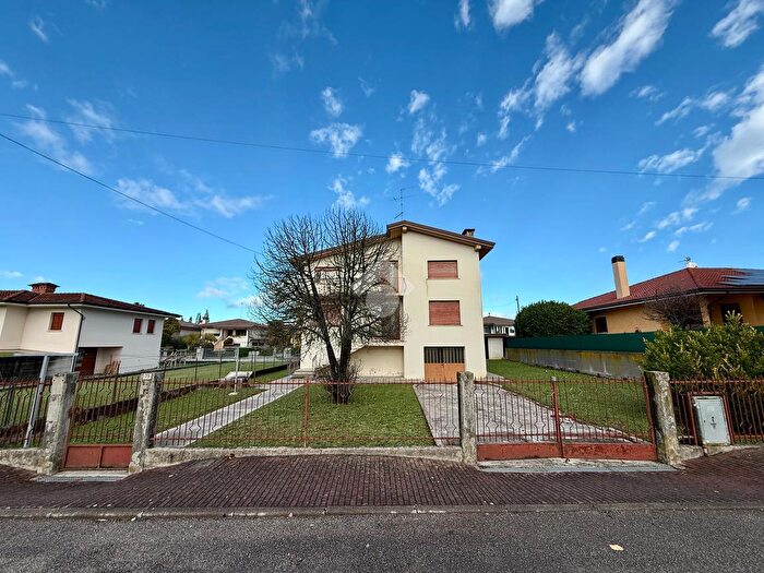 Casa con 8 locali in vendita in Via Conti Ricchieri, Fiume Veneto