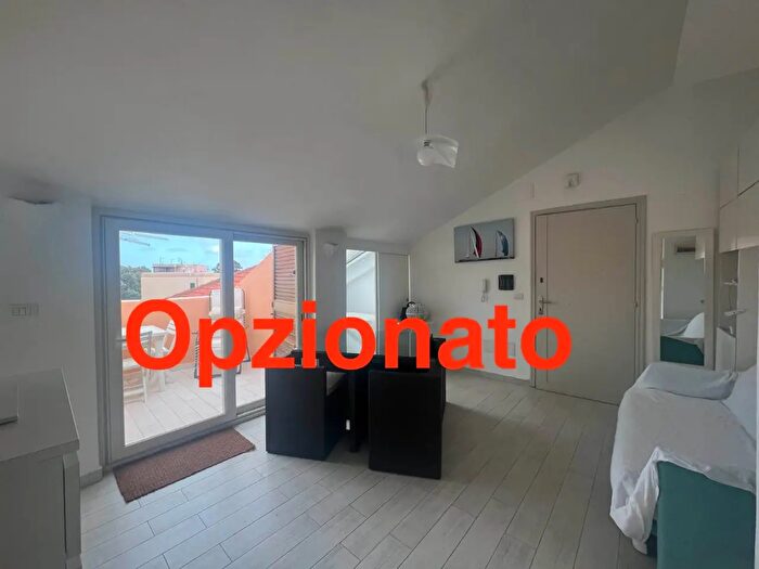Appartamento trilocale in vendita in Via Indipendenza, La Maddalena