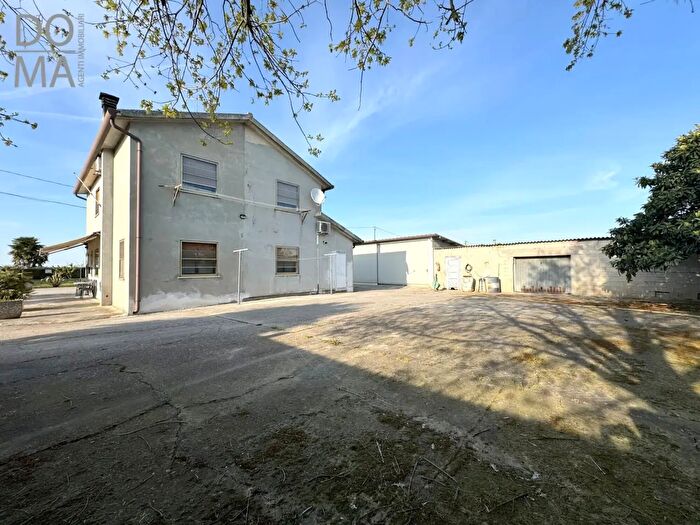 Casa con 8 locali in vendita in Loreo