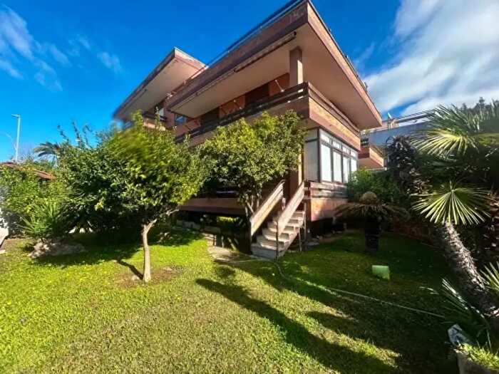 Appartamento con 5 locali in vendita in Via Circeo, Anzio