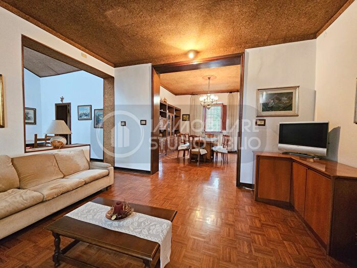 Casa con 8 locali in vendita in Castellucchio