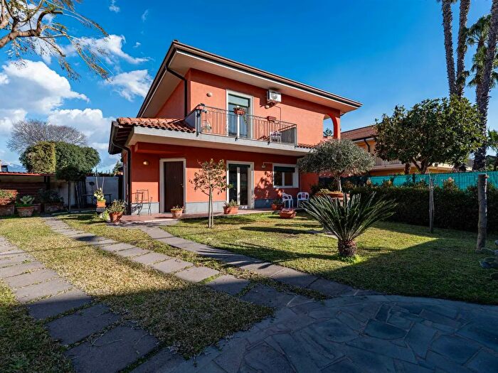 Casa con 5 locali in affitto in Via dei Villini, Valverde