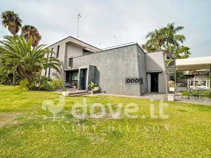 Casa con 6 locali in vendita in Via Litteri, Aci Castello
