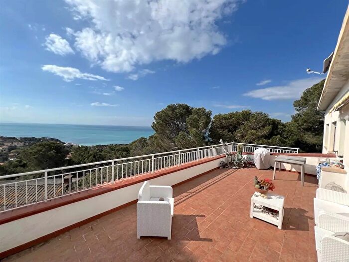 Casa con 13 locali in vendita in Via Kaiser Parodi, Livorno