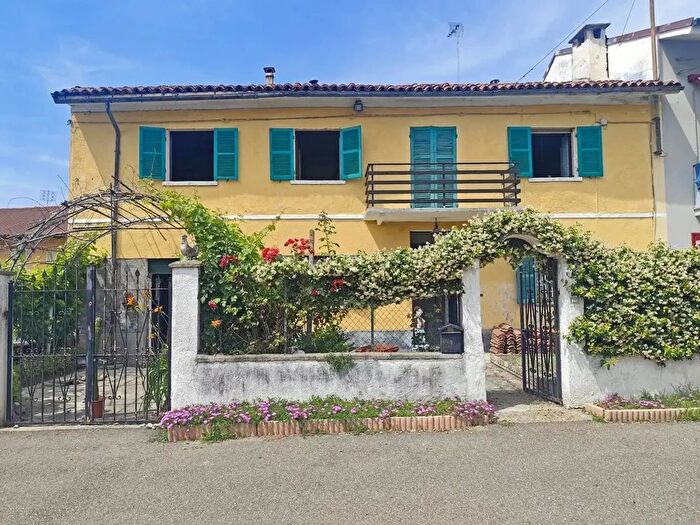 Casa con 12 locali in vendita in Santo Stefano Roero