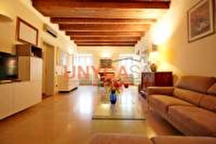 Appartamento trilocale in affitto in Via San Pietro Incarnario, Centro Storico, Verona