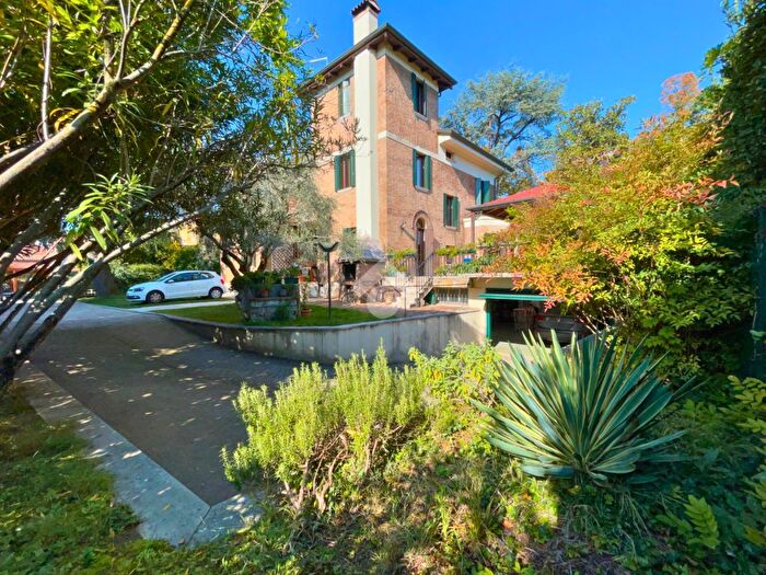 Casa con 6 locali in vendita in Viale Monte Grappa, Treviso