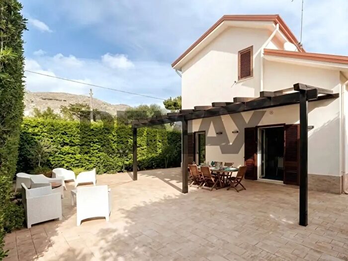 Casa con 5 locali in vendita in Via Cloe, Palermo