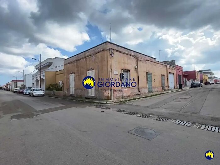 Casa con 7 locali in vendita in Via Rubichi Angolo Via Morelli, Squinzano