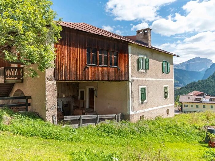 Casa con 10 locali in vendita in Strada De Ronch, San Giovanni di Fassa