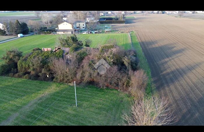 Casa con 10 locali in vendita in Via Statale per Reggio, Correggio