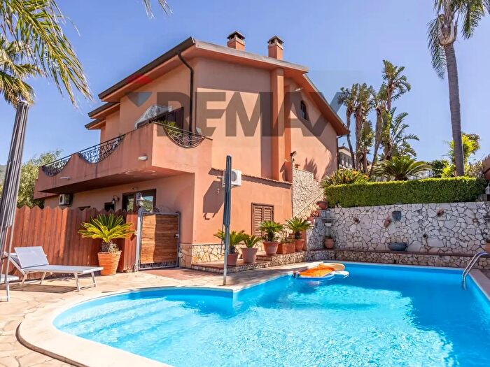 Casa con 18 locali in vendita in Via degli Ulivi, Taormina