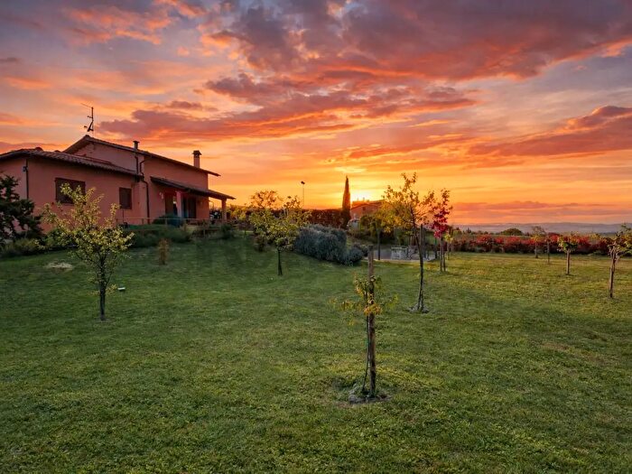Casa con 9 locali in vendita in Via Pio III, Sarteano