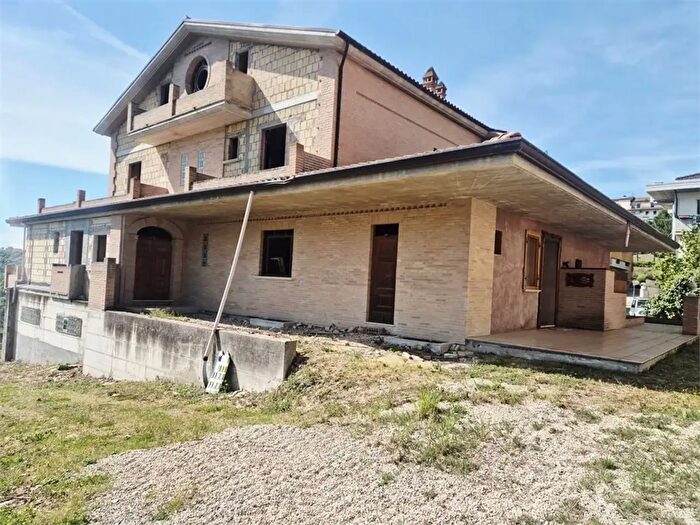 Casa con 20 locali in vendita in Castilenti