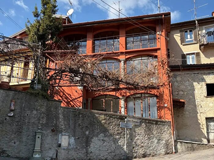 Casa con 6 locali in vendita in Via per Canale, Duno