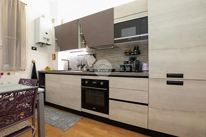 Appartamento trilocale in vendita in Via Ausonia, Genova