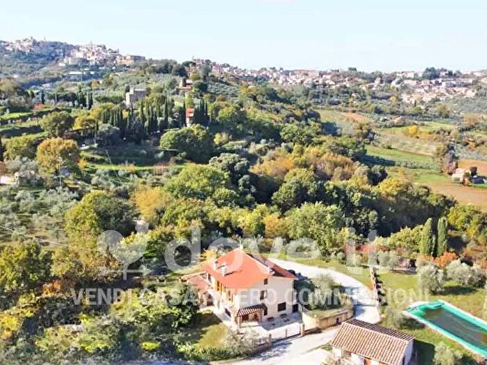 Casa con 6 locali in vendita in Via di Bossona, Montepulciano