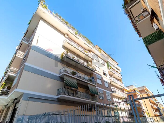 Appartamento trilocale in vendita in Via Bellegra, Roma