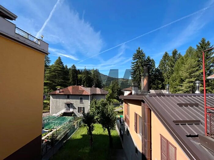 Casa con 6 locali in vendita in Esino Lario