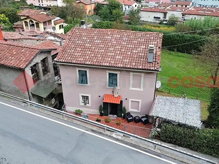 Casa con 8 locali in vendita in Via Lucca, Gallicano