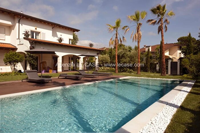 Casa con 8 locali in affitto in Via Donati, Forte Dei Marmi