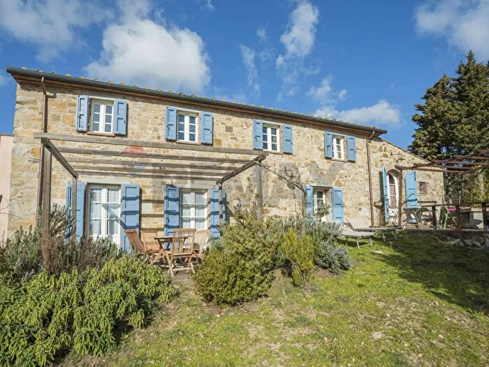 Casa con 15 locali in vendita in Monteverdi Marittimo