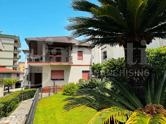 Casa con 12 locali in vendita in Via Alcide De Gasperi, Santa Maria Capua Vetere