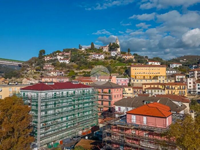 Appartamento quadrilocale in vendita in Via Argine Sinistro Goffredo Alterisio, Imperia