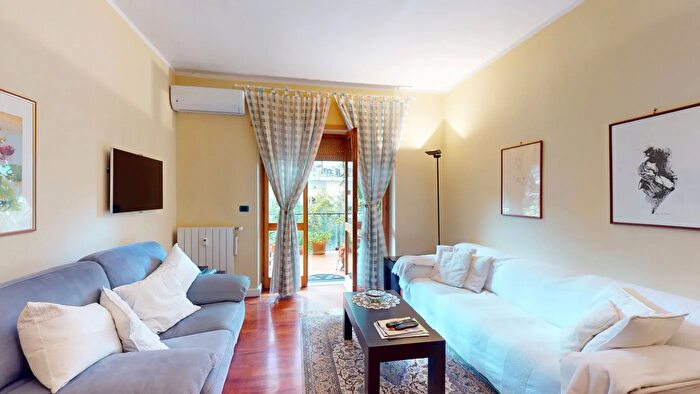 Appartamento trilocale in vendita in Via San Domenico, Napoli