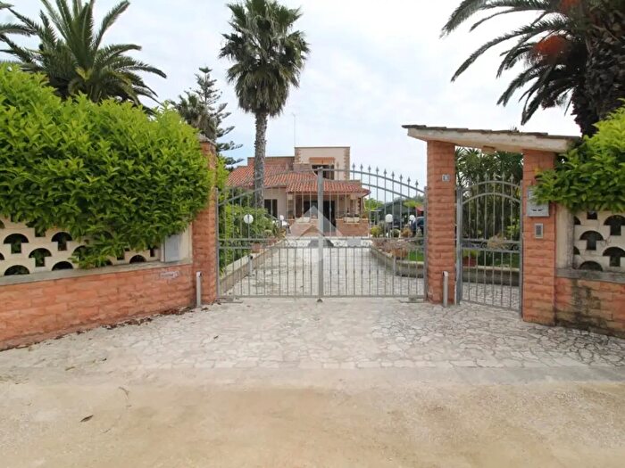 Casa quadrilocale in vendita in Via del Pero, Brindisi