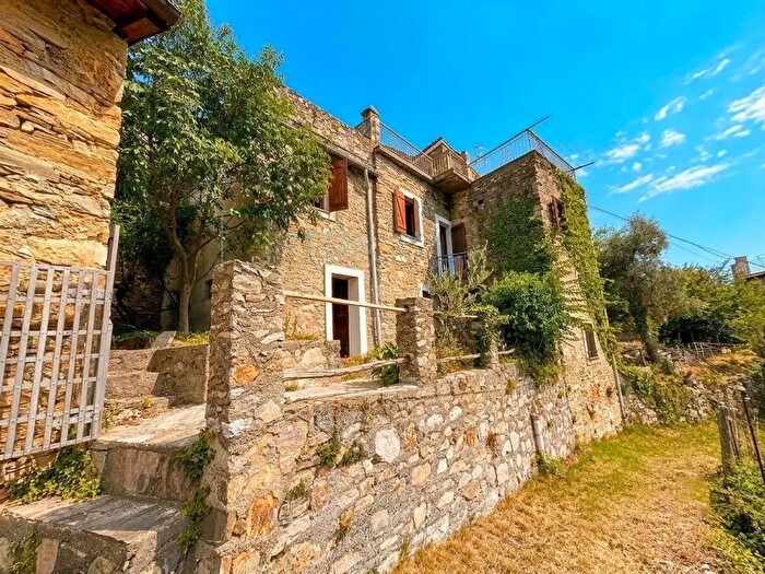 Casa con 8 locali in vendita in Via Praetto, Erli