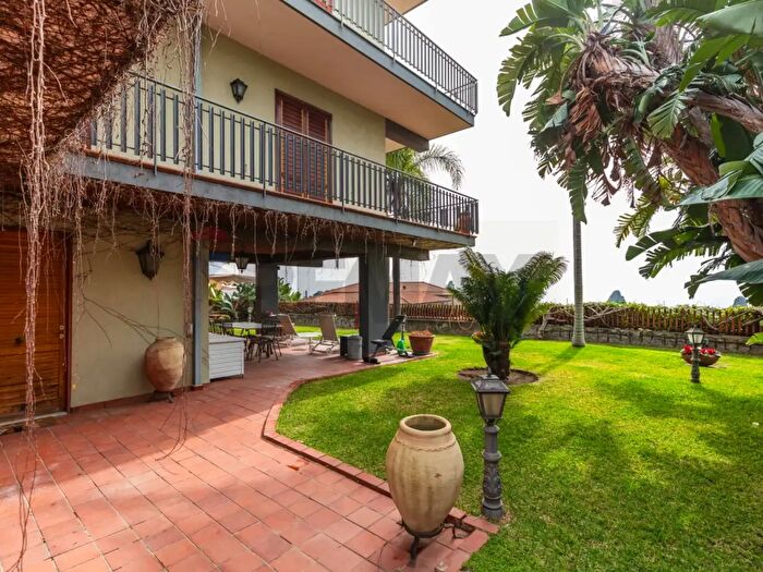 Appartamento con 5 locali in vendita in Via Maganuco, Aci Castello