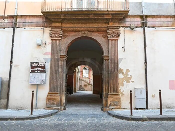 Casa con 14 locali in vendita in Via Garibaldi, Piazza Armerina