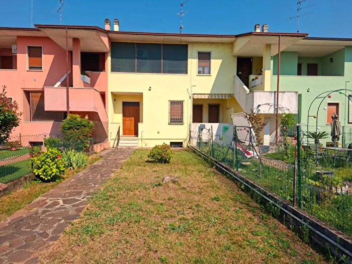 Appartamento quadrilocale in vendita in Via Roma, Valeggio Sul Mincio