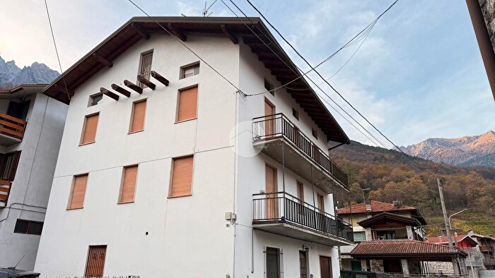 Casa con 6 locali in vendita in Via S Carlo, Ono San Pietro