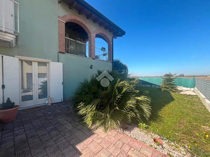 Casa con 5 locali in vendita in Via Papa Paolo VI, Castelbelforte