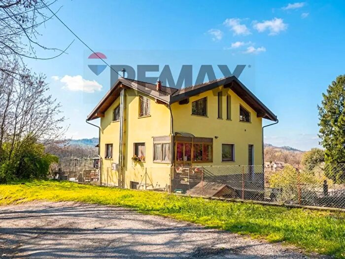 Casa con 9 locali in vendita in Via Cavour, Caravate