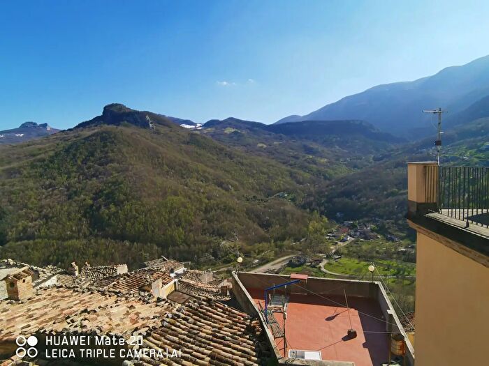 Casa con 6 locali in vendita in Via Ritorno del Camoscio, Farindola
