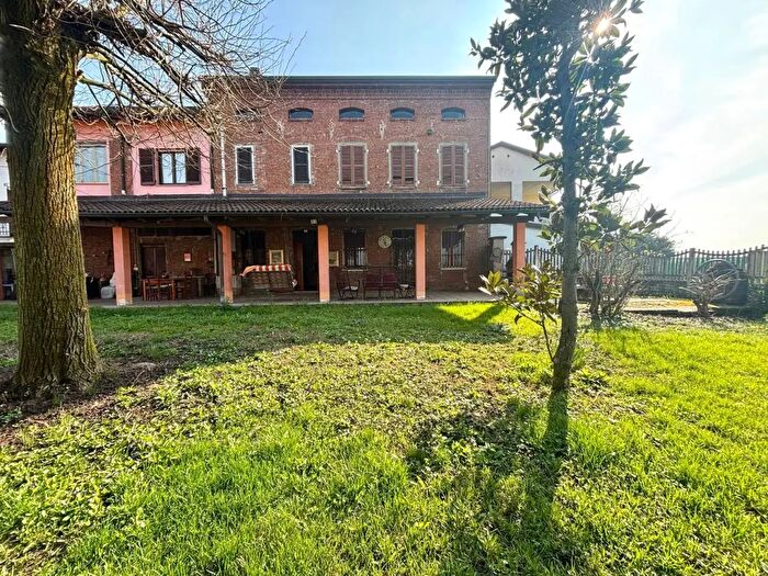 Casa con 8 locali in vendita in Via San Pietro, Alessandria